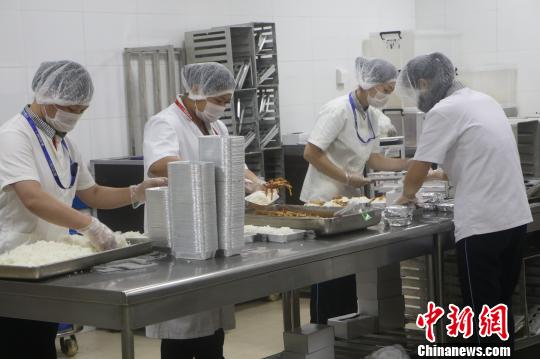 探訪東航“舌尖上的飛機(jī)餐”：所有食材可追溯