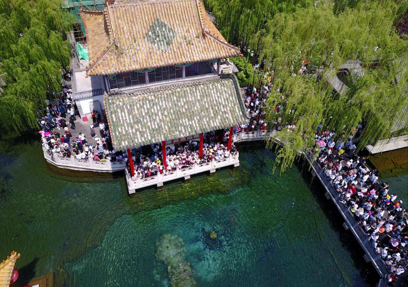 2018年，山東省推動國有景區(qū)門票降價，趵突泉、千佛山、濟南動物園、濟南植物園四個景區(qū)聯(lián)票價格從125元降至70元，降幅44%。 東方IC圖