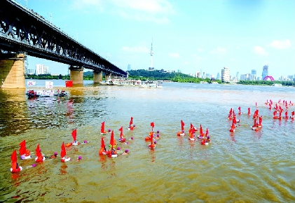 武漢渡江節(jié)：2500余人橫渡長江