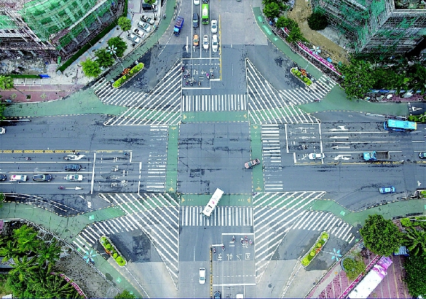 海南瓊海創(chuàng)新交通管理模式：二輪車與汽車分區(qū)等待信號(hào)燈