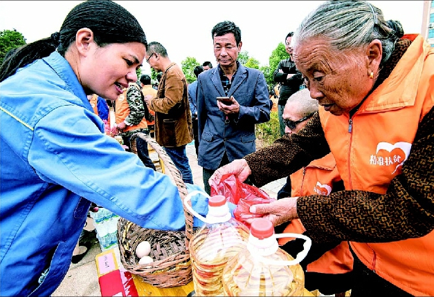 江西新干“扶貧集市”進(jìn)鄉(xiāng)村