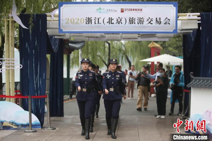 圖為：西湖女子巡邏隊(duì)在頤和園“上崗”?！∈⒓样i 攝