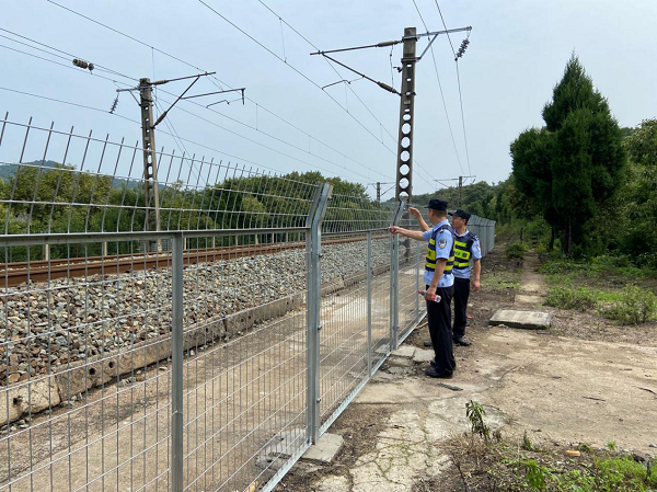 武漢鐵路公安處李家寨車站派出所扎實(shí)開展鐵路沿線安全隱患整改